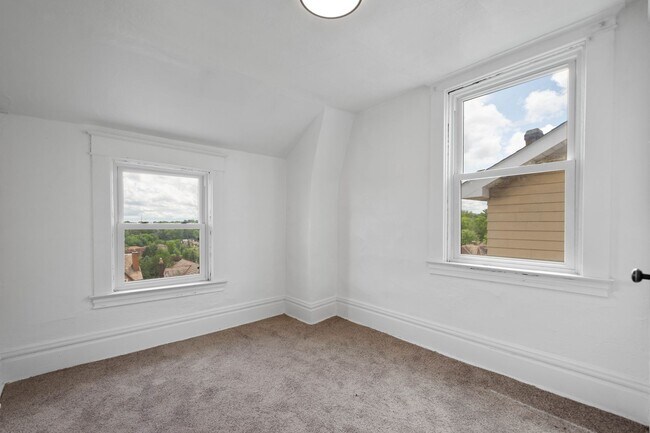 Building Photo - 129 Newburn Ave