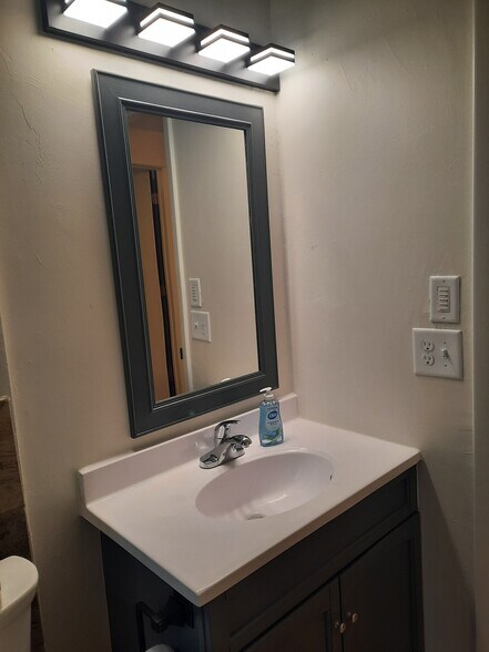 Main level bath - 3439 Finger Rd