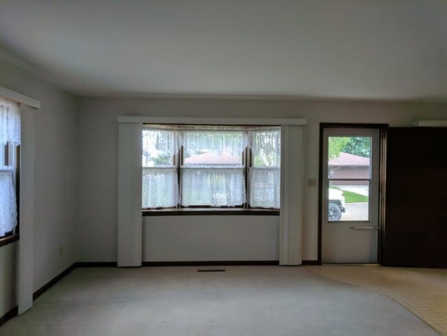 Building Photo - 107 Spruce St