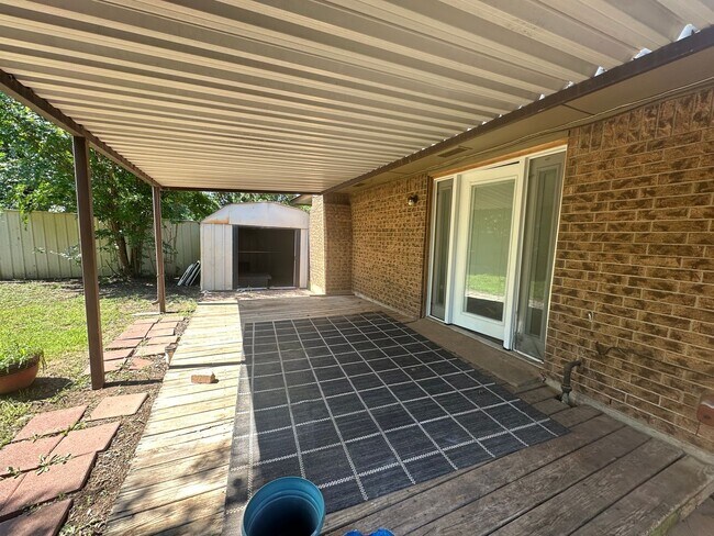 Building Photo - 312 S Avery Dr