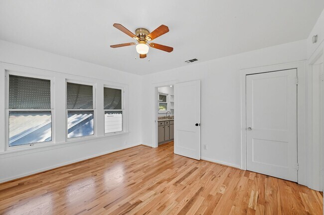 Building Photo - 2 Bedroom Upstairs Duplex in Southside