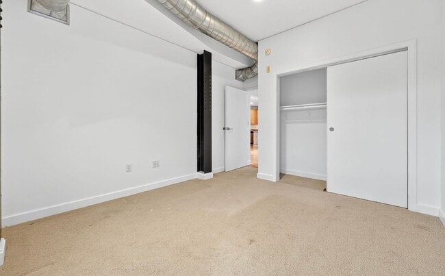 Building Photo - Stunning 3 bedroom Loft