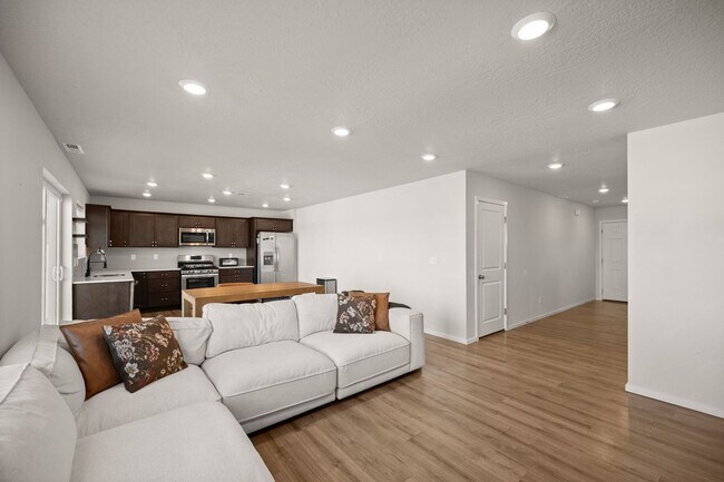 Building Photo - Beautiful 2022 Built Home With Views!