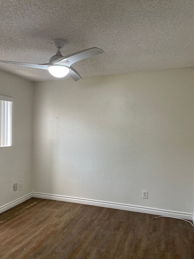 Building Photo - Lovely 2 bed, 2 bath Duplex Home in Orange