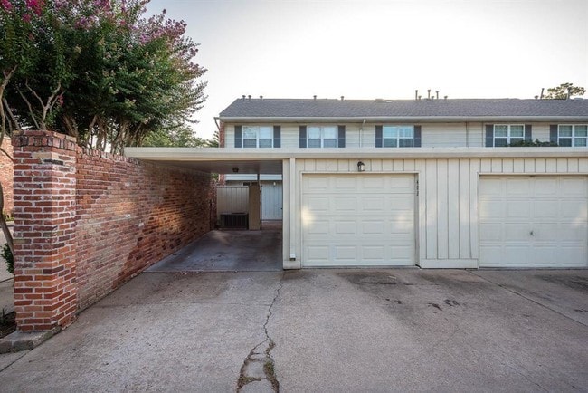Building Photo - 402 Bendwood Dr