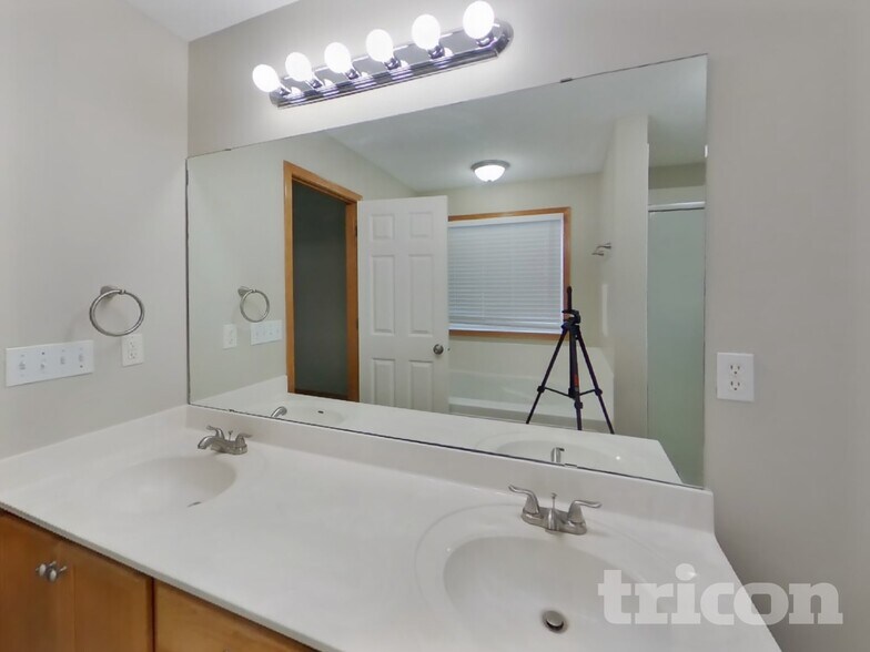 Building Photo - 9049 Garland Ln N