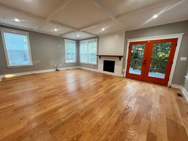 Building Photo - Stunning 4 BR/3.5 BA Single-Family Home in...