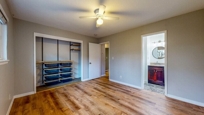 Building Photo - 3 Bedroom 2 Full Bath with Private Yard and 1 Car Garage !