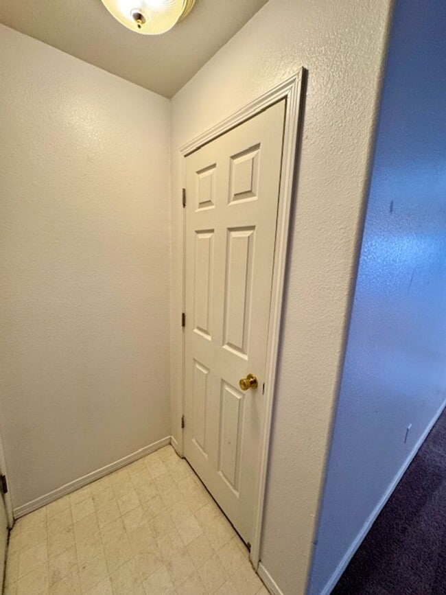 Building Photo - 3 Bedroom 2 Bath Centrally Located Condo