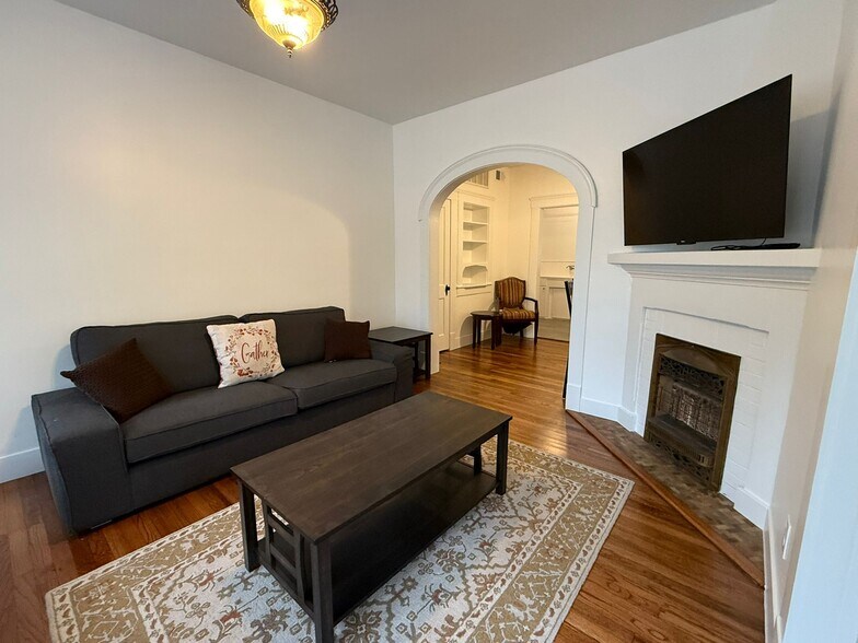 Living Room - Furnished - 4907 Louisiana St