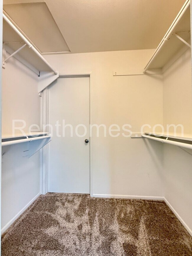 Building Photo - 2425 Cranston Dr
