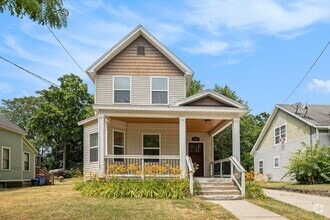 Building Photo - 4 Bedroom, 2 Bath Home near Uptown GR! Ava...
