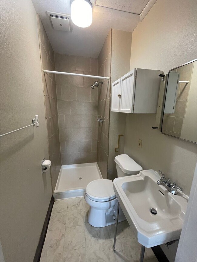 Building Photo - 818 N Corona St