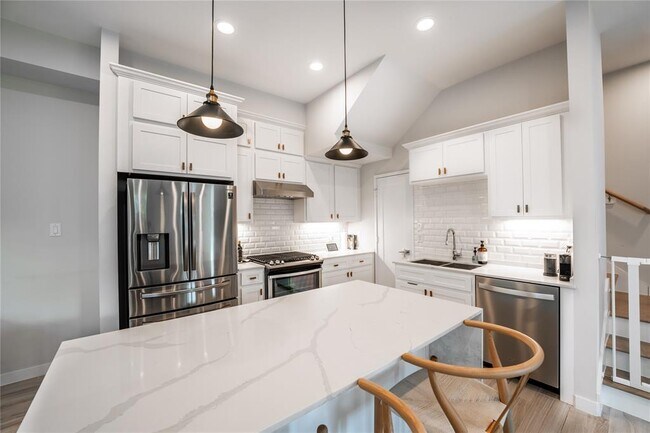 Building Photo - 827 Martin St