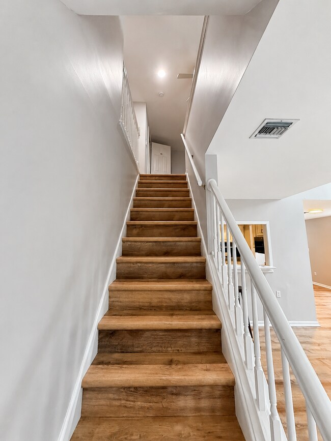 Building Photo - 252 Crescent Dr