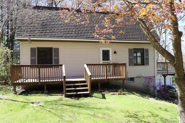 Building Photo - 45 Laurel Hollow Rd