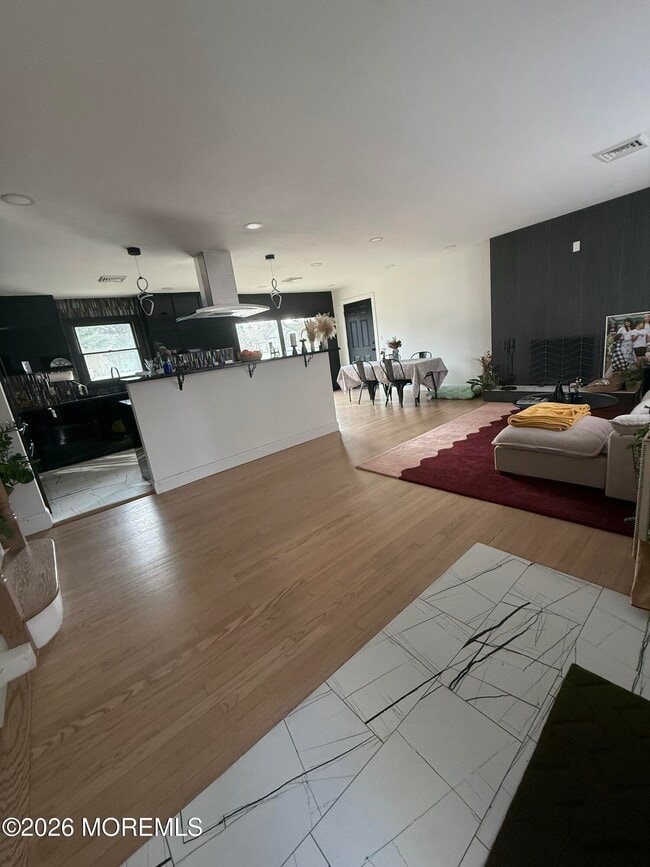 Building Photo - 608 Carol Ave