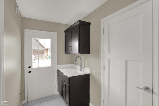 Building Photo - 3037 Golfview Dr