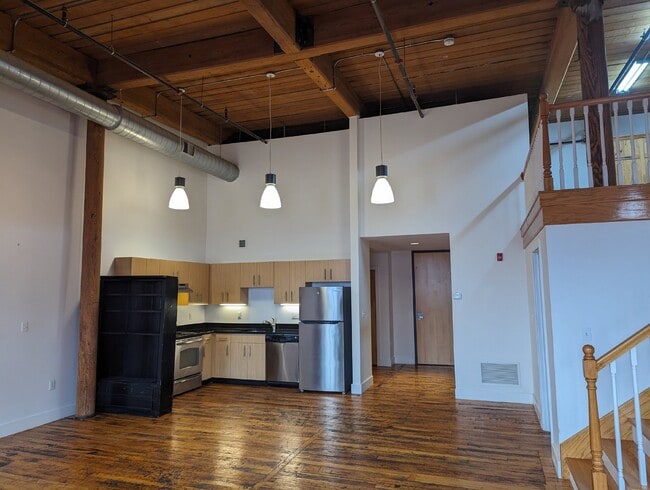 Building Photo - Luxurious 1bd condo , 15' Ceilings, exposed brick, in-unit laundry