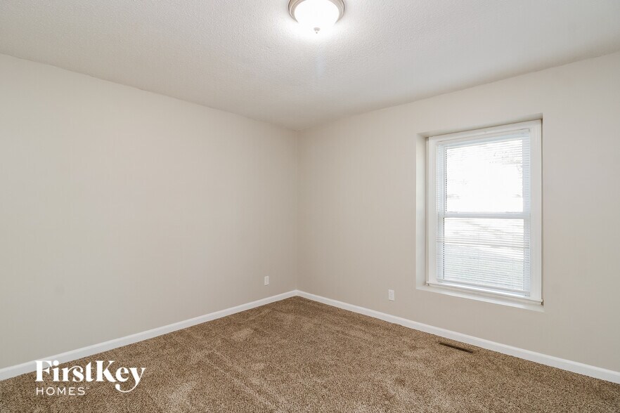 Building Photo - 4923 Shady Pine Dr