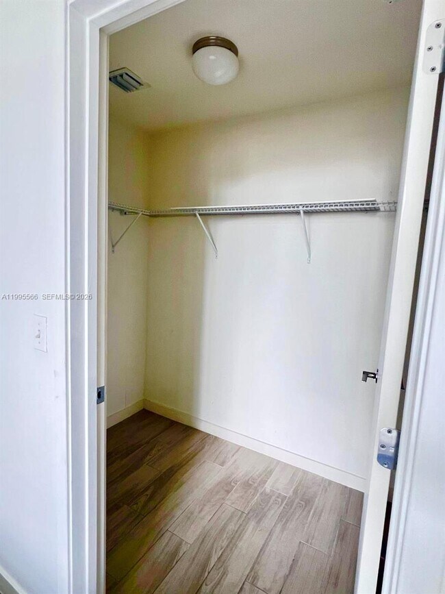 Building Photo - 999 SW 1st Ave