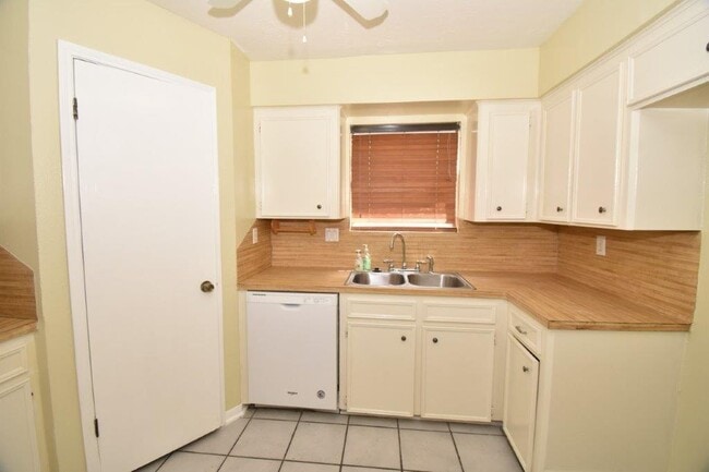 Building Photo - 4315 Jura Dr