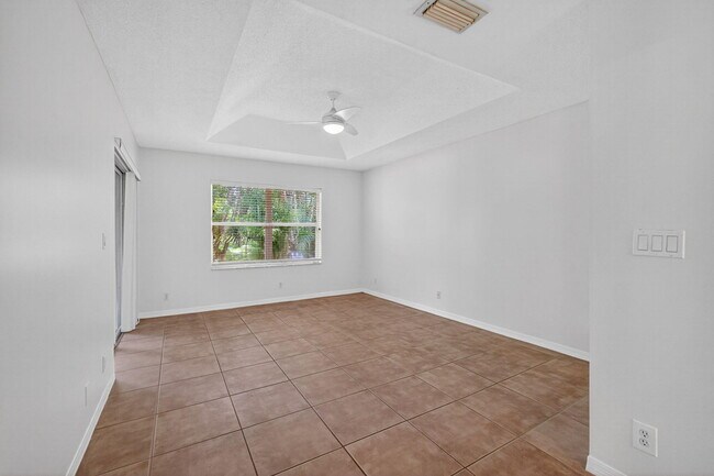 Building Photo - 5020 N La Sedona Cir