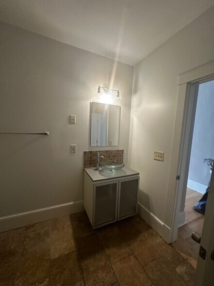 Building Photo - 15 E Court St