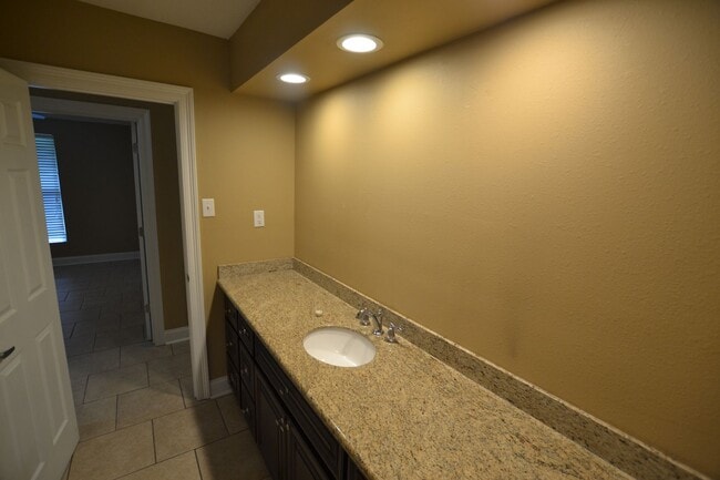 Building Photo - Must See!  Beautifully remodeled 3 bedroom, 2 bath home in Park Forest - Oakcrest Subdv