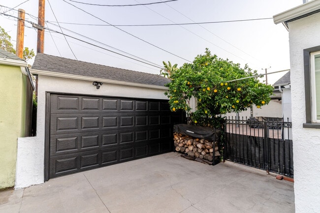 Building Photo - 640 E Valencia Ave