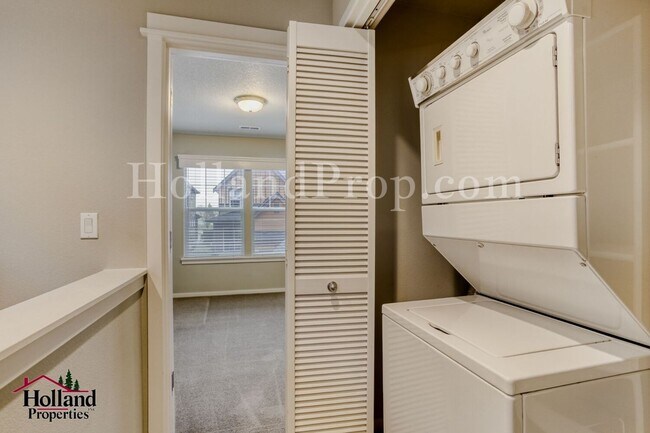 Building Photo - Beautiful 2 Bed • 2.5 Bath home in Prime Hillsboro Location – Light, Bright & Functional! *** Spe...