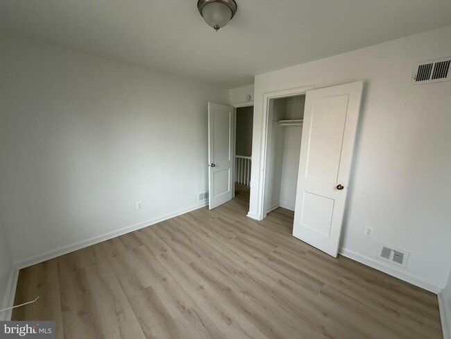 Building Photo - 1304 S Walter Reed Dr