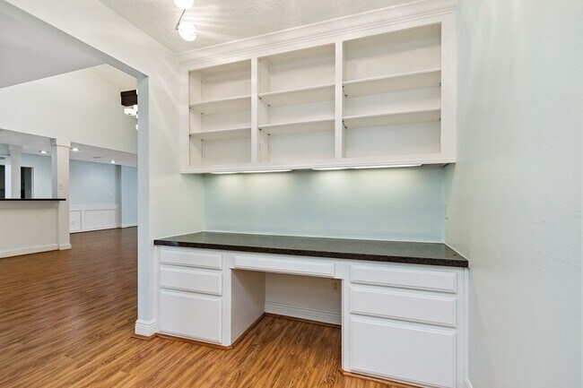 Building Photo - 5511 Greentree Dr