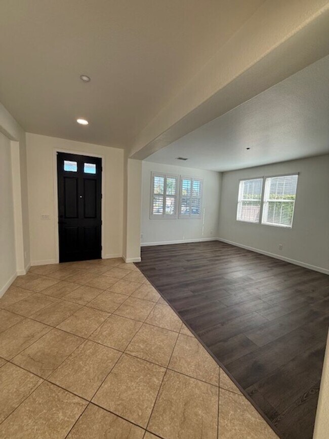 Building Photo - Very Nice 4 bedroom, 3 full bath home in much desired Lakeside neighborhood.