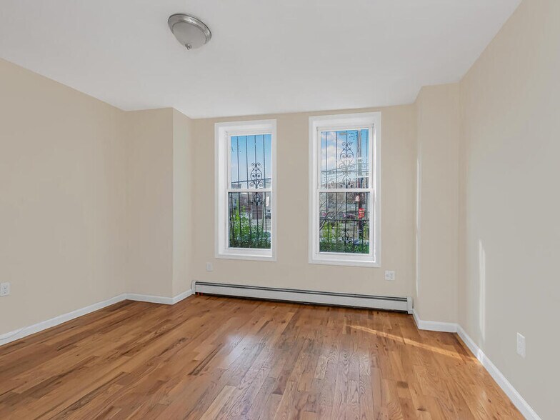 Building Photo - 1378 Bristow St