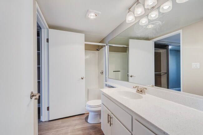 Building Photo - Smartly Designed 2-Bedroom Apartment in Pr...