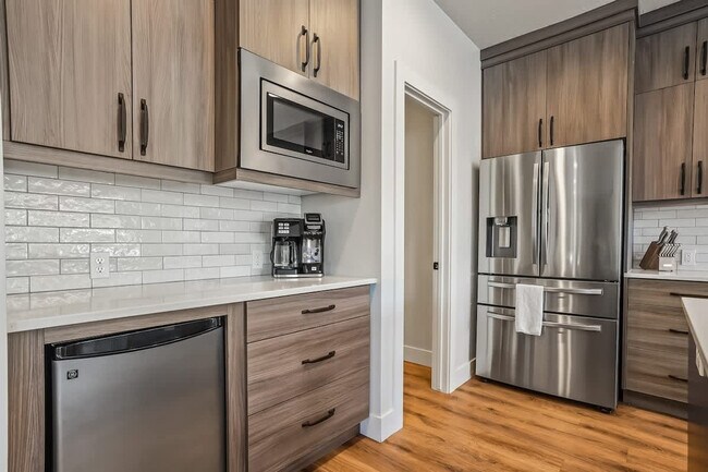 Building Photo - 1013 Yew Wood St