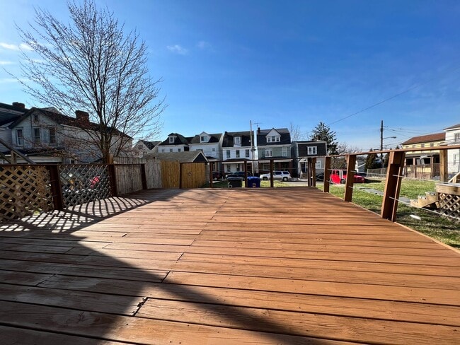 Building Photo - Updated 4BR / 2 Bath Home with off-street parking!