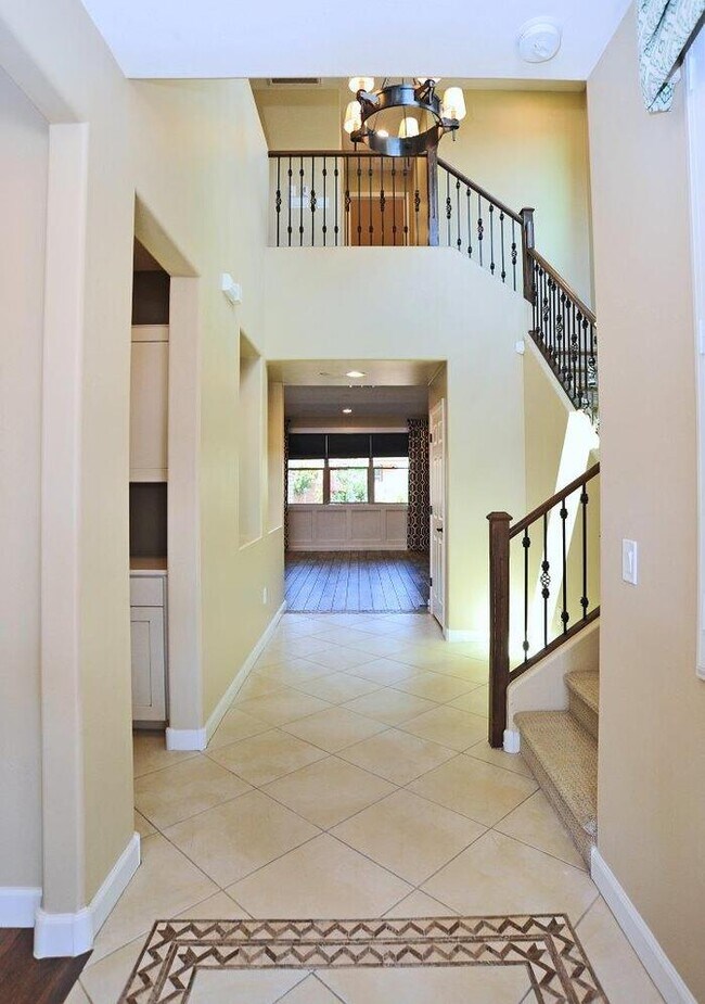 Building Photo - Stunning Executive Home (former model) in ...