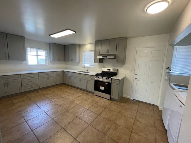 Building Photo - 413 Laurel Ave