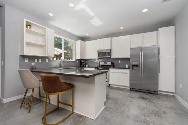 Building Photo - 301 W Stassney Ln