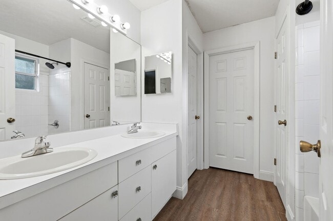 Building Photo - Wellington Place 3 Bedroom 2 Bath