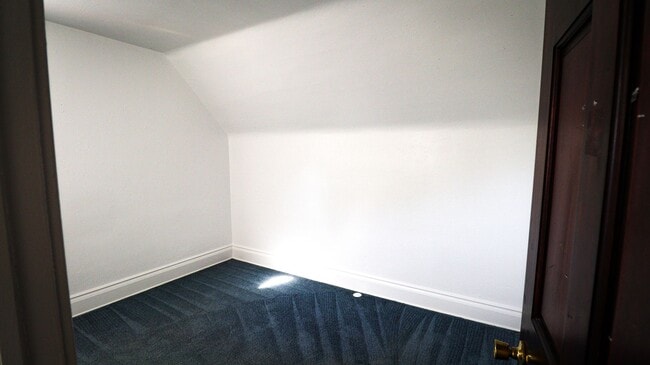 Building Photo - 3 Bedroom House