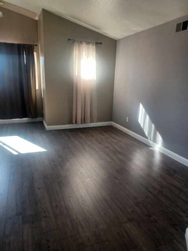 Building Photo - SHOWING MONDAY 5/12 @ 9 AM
