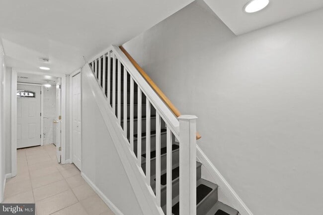 Building Photo - 510 E Nelson Ave