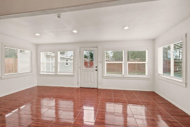 Building Photo - 231 Cicero Ave