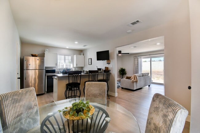 Building Photo - Fabulous 3-bedroom 2-bathroom home