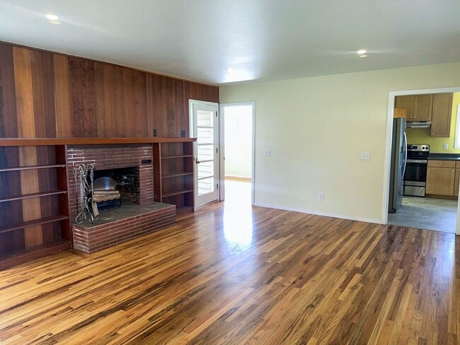 Building Photo - Pet-Friendly 3/2 Home Has A Spacious Layout & Recent Renovations Throughout!