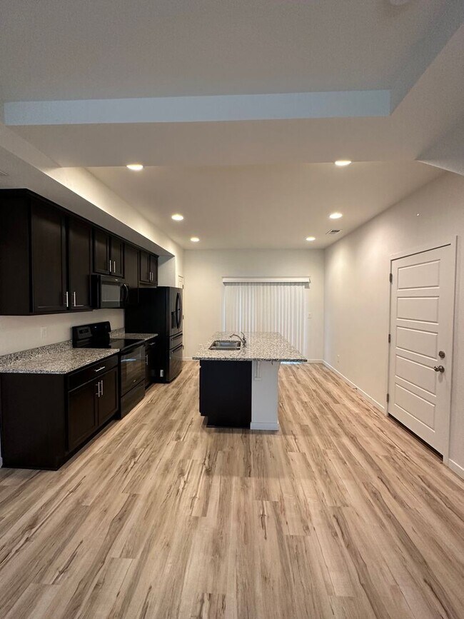 Building Photo - 4 br, 2.5 bath House - 6121 Ashmore Ln