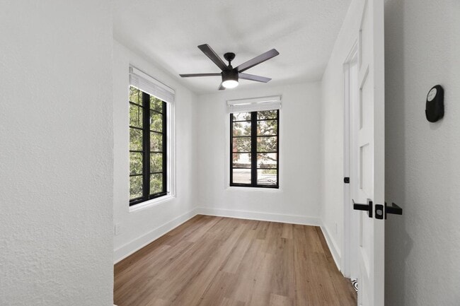 Building Photo - 6 BED 4 BATH + plus study and game room fu...